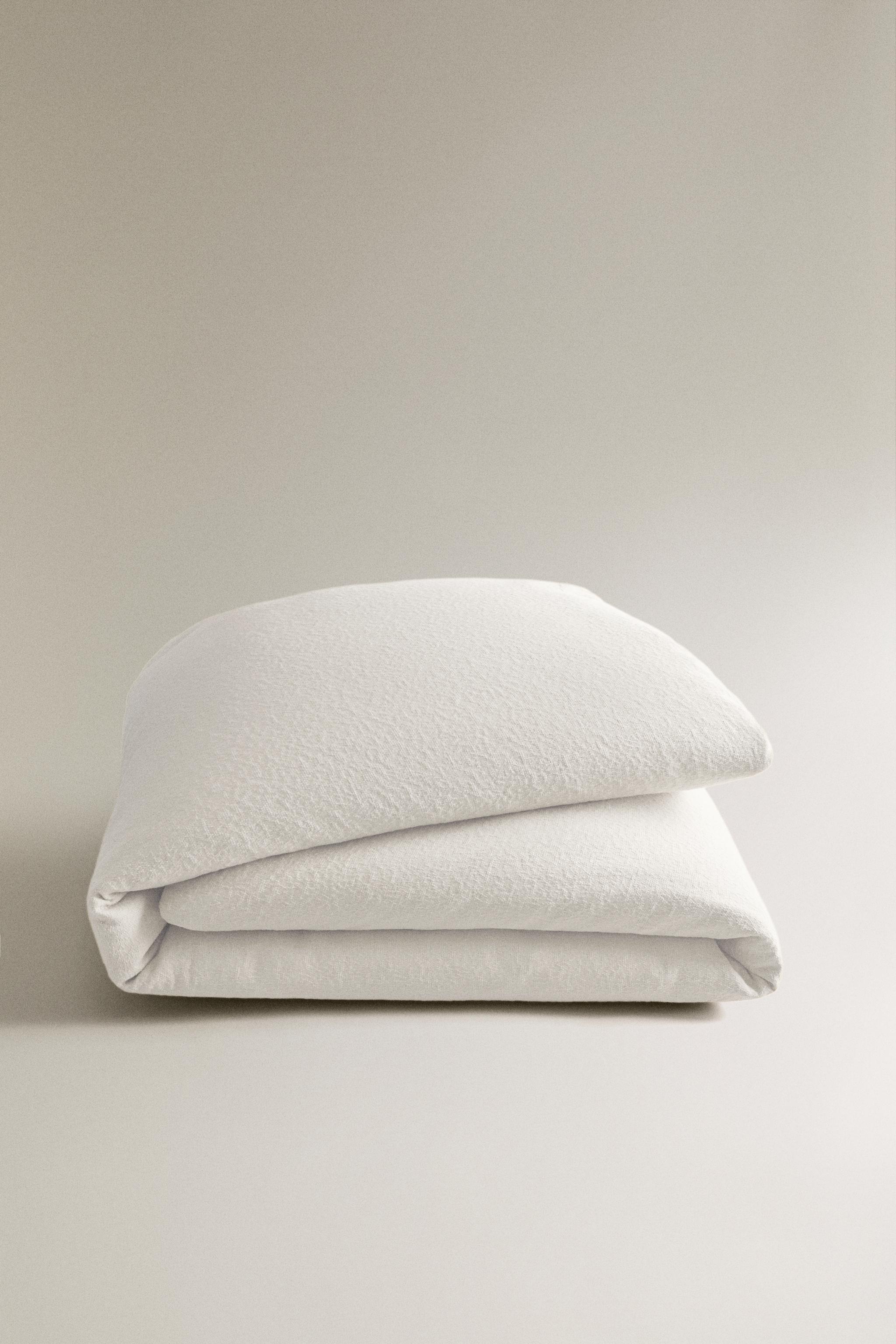TEXTURED JACQUARD BEDSPREAD